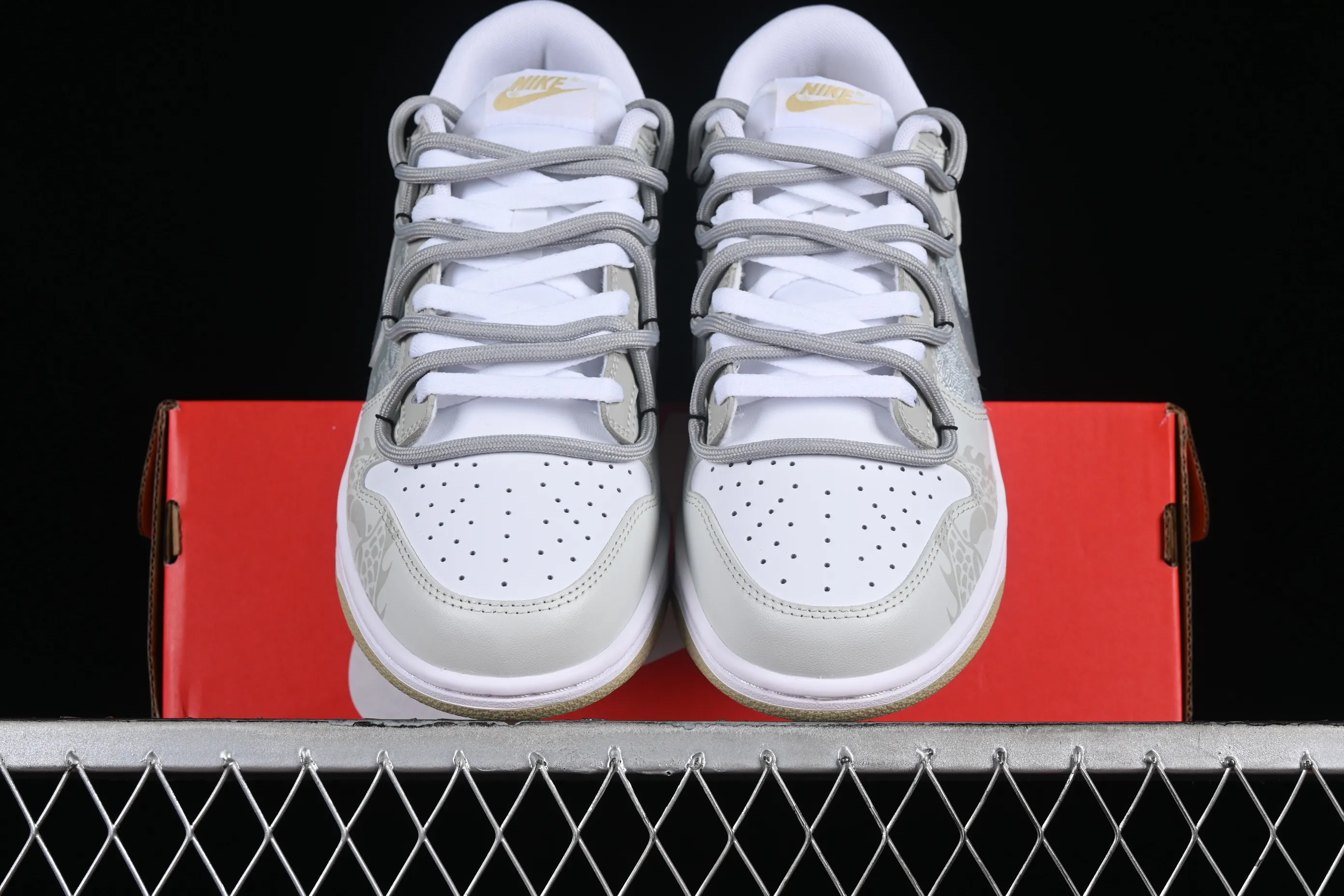All categories Nk SB Dunk series Nk SB Dunk Low low-top sneakers Nk Dunk Low Year of the Dragon limited edition Yinlong silk patch SB strap low-top casual sneakers DV0833-100